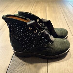 Beautiful dark green suede boots